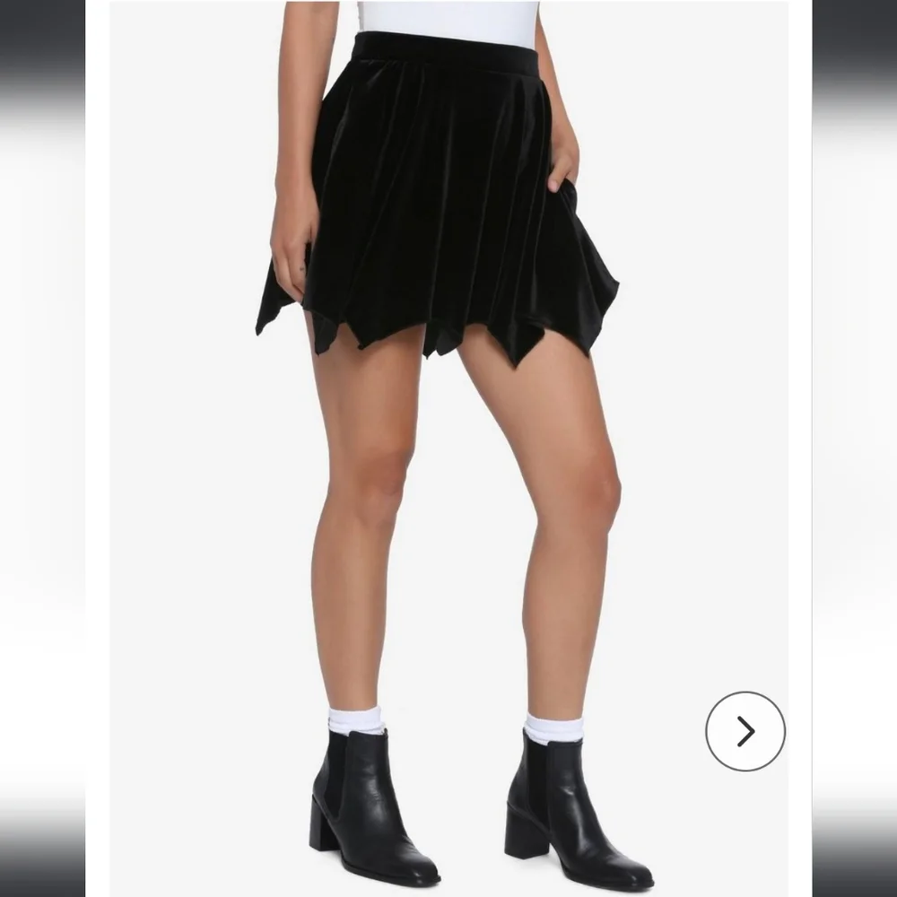 HOT TOPIC Batwing Hem Black Velvet Skirt - Picture 1 of 11